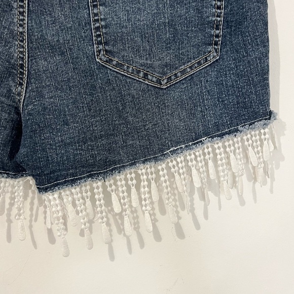 Vintage lei 1990’s Jean shorts with floral crochet and fringe. size 13. - Picture 7 of 16